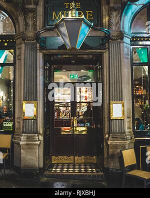 Al di fuori del Mitre House pubblica sul Royal Mile di Edimburgo in un freddo umido wintery notte. Foto Stock