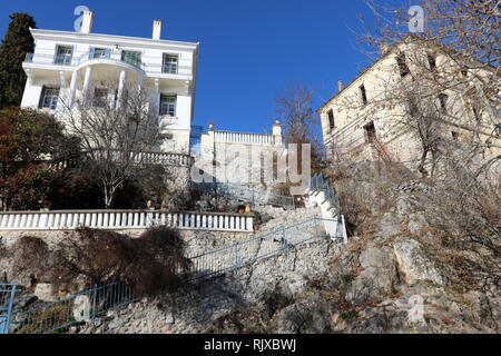 Palazzo tradizionale lungo il lago Orestiada in Kastoria, Grecia Foto Stock