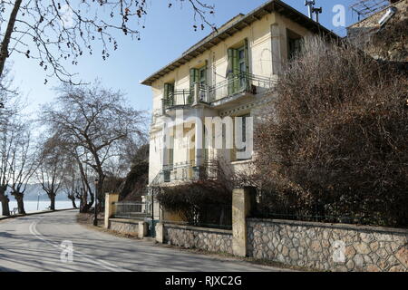 Palazzo tradizionale lungo il lago Orestiada in Kastoria, Grecia Foto Stock