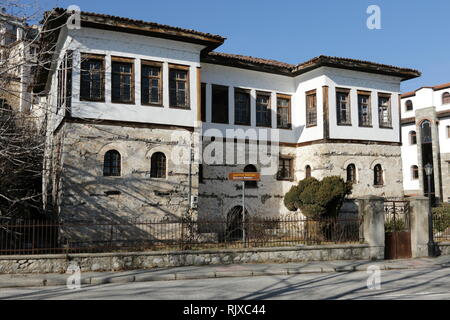 Palazzo tradizionale lungo il lago Orestiada in Kastoria, Grecia Foto Stock