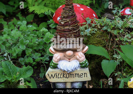 Gnomo da giardino / il testo sull'etichetta: benvenuti Foto Stock