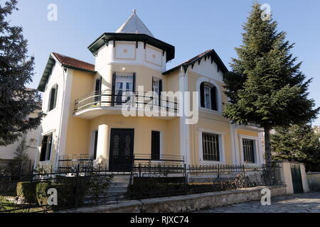 Palazzo tradizionale lungo il lago Orestiada in Kastoria, Grecia Foto Stock