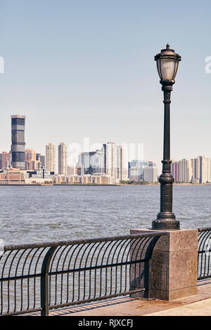 Manhattan west side promenade lampione, Jersey City in distanza, tonificazione del colore applicato, STATI UNITI D'AMERICA. Foto Stock