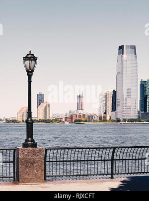 Manhattan west side promenade lampione, Jersey City in distanza, tonificazione del colore applicato, STATI UNITI D'AMERICA. Foto Stock