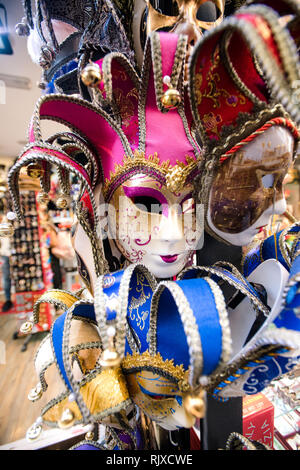 Una selezione di carnevale veneziano maschere Foto Stock