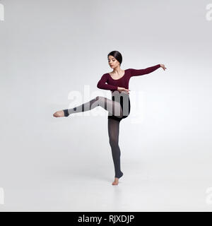 Giovane bellissima ballerina in costume da bagno di colore beige Foto Stock