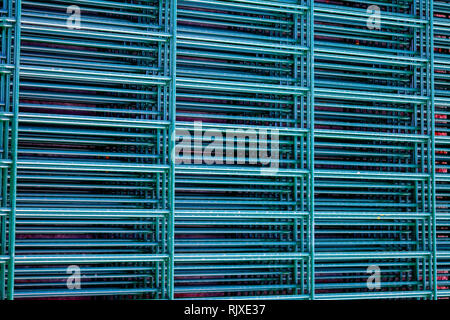 Pacchetto di acciaio zincato di pannelli per la recinzione con una polvere rivestita di colore verde di close-up Foto Stock