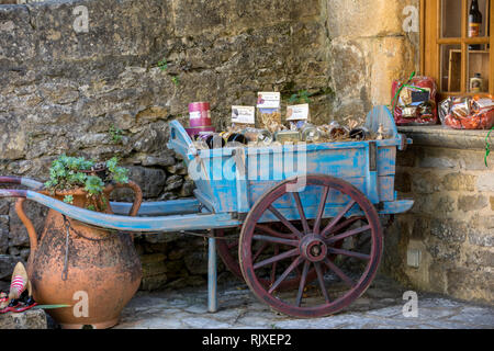 Beynac et Cazenac, Francia - 4 Settembre 2018: in legno antico carrello blu pieno di prodotto locale per la vendita in Benyac. Francia Foto Stock