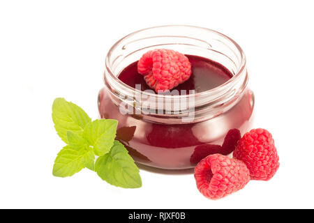 Marmellata di lamponi in un vaso isolato Foto Stock