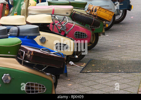 Vari scooter retrò linea la strada in una fila. Foto Stock