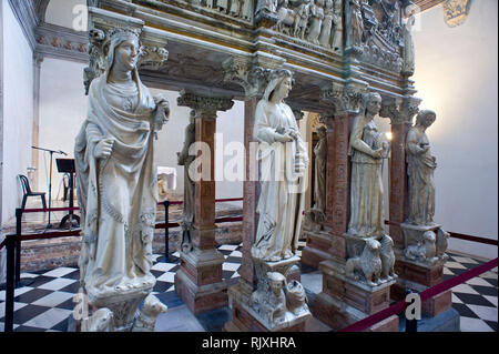 L'Italia. Lombardia, Milano. Nella Basilica di Sant'Eustorgio vi è la Cappella Portinari. Nell'arco si possono trovare i resti di San Pietro Martire. Sub Foto Stock