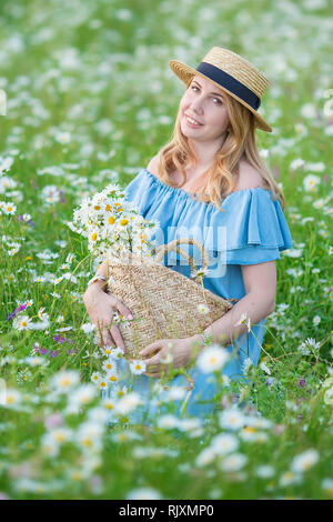 Eccezionale bella ragazza signora il daisy fiori di campo estivo godendo di primavera con anima piena di vacanza. Foto Stock