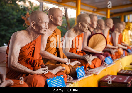 Statue realistiche dei monaci buddisti in Thailandia tempio di Chiang Mai Foto Stock