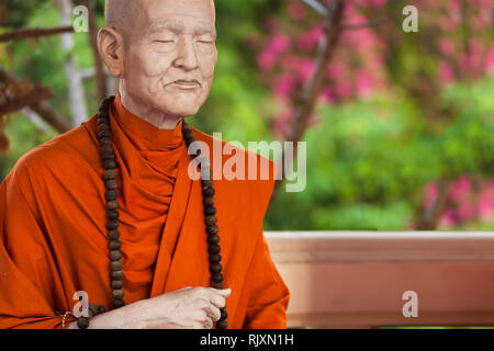 Statue realistiche dei monaci buddisti in Thailandia tempio di Chiang Mai Foto Stock