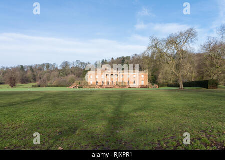 Himley Hall, vicino a Dudley, in Staffordshire, fu la dimora del Conte di Dudley e ora è un luogo di eventi. I motivi sono stati progettati da Capability Brown Foto Stock