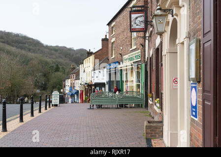 Fila di negozi su Tontine collina di IRONBRIDGE, Telford Shropshire, Foto Stock