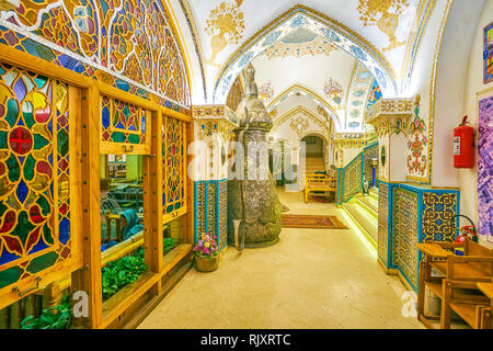 ISFAHAN, IRAN - 19 ottobre 2017: eleganti interni del ristorante Baastan con persiano principali elementi di decorazione crea una atmosfera unica di Shah's Foto Stock