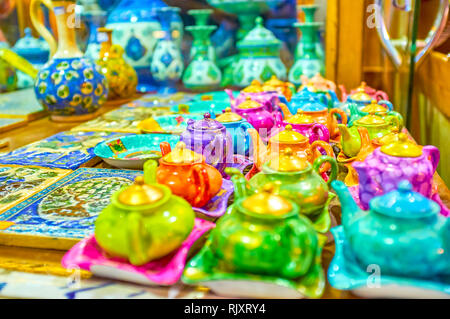 La colorata bollitori, piastre e dipinto di piastrelle in ceramica in stallo il Grand Bazaar di Isfahan, Iran Foto Stock