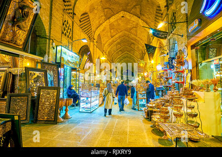 ISFAHAN, IRAN - 19 ottobre 2017: Il fabbro dipartimento del Grand Bazaar con varietà di piatti a base di rame, lamiera chasings e altri decoratio Foto Stock