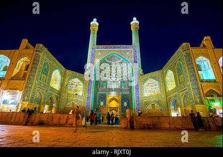 ISFAHAN, IRAN - 19 ottobre 2017: i locali relax all'entrata della Moschea Shah dopo la sera pregare, il 19 ottobre in Isfahan Foto Stock