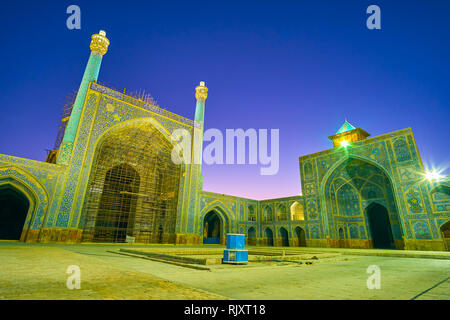 La piastrella decorata portali della Moschea Shah con autentica doppia persiano minareto e una piccola goldast sulla sommità del diritto iwan, Isfahan, Iran Foto Stock