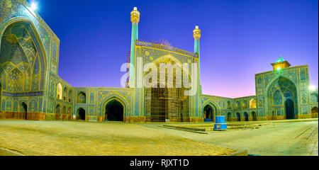 La grande sahn della Moschea Shah con belle iwans e dintorni arcade in Isfahan, Iran Foto Stock