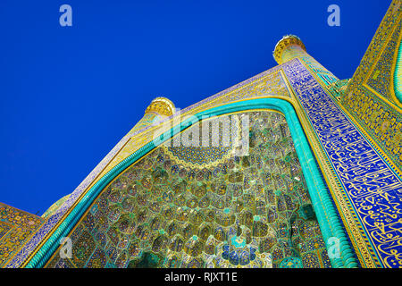 La colorata muqarnas piastrellato sul portale centrale della Moschea Shah ornati con motivi floreali, di Isfahan, Iran Foto Stock