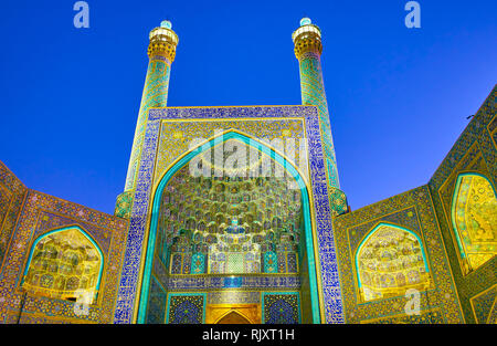 Il bel portale di facciata della Moschea Shah con decorazione di piastrelle in tradizionale Persiano, modelli di Isfahan, Iran Foto Stock