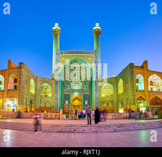 ISFAHAN, IRAN - 19 ottobre 2017: il principale portale di ingresso alla Moschea Shah con doppio minareti sui suoi lati, il 19 ottobre in Isfahan Foto Stock