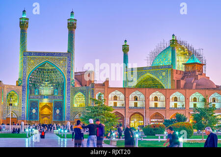 ISFAHAN, IRAN - 19 ottobre 2017: la bella serata di illuminazione colorata Moschea Shah, il 19 ottobre in Isfahan Foto Stock