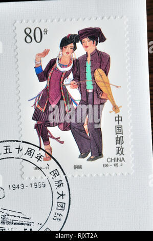Cina - circa 1999: un timbro stampato in Cina mostra 1999-11 Unità della Ethinc 56 gruppi - in occasione del cinquantesimo anniversario della fondazione della Repubblica popolare cinese Foto Stock
