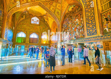 ISFAHAN, IRAN - 19 ottobre 2017: i turisti a piedi nella sala principale e gode di fantastiche decorazioni di Chehel Sotoun Palace, il 19 ottobre in Isfahan Foto Stock