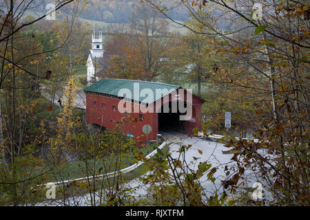 Pittoresco e storico coperto Rosso ponte che attraversa il fiume Battenkill in Arlington, Bennington County, Vermont, USA Foto Stock