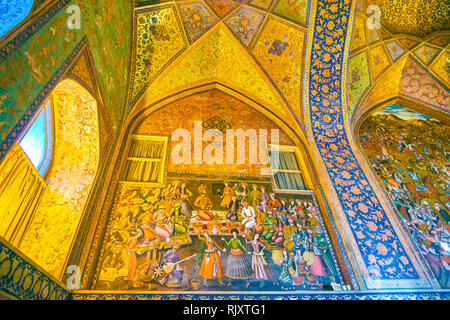 ISFAHAN, IRAN - 19 ottobre 2017: Chehel Sotoun Palace è famoso per il suo magnifico enormi affreschi raffiguranti varie scene dalla storia persiana, su O Foto Stock