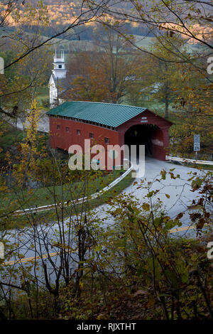 Pittoresco e storico coperto Rosso ponte che attraversa il fiume Battenkill in Arlington, Bennington County, Vermont, USA Foto Stock