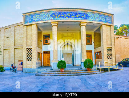 ISFAHAN, IRAN - 19 ottobre 2017: Il bel portale del Museo di Arti Decorative con stile persiano ornamento, il 19 ottobre in Isfahan Foto Stock