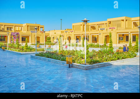 YAZD, IRAN - 19 ottobre 2017: i letti di fiori nel cortile della stazione principale degli autobus di Yazd, il 19 ottobre in Yazd Foto Stock