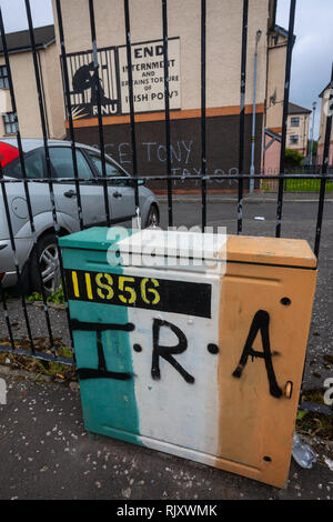 IRA graffiti in area Bogside di Derry (chiamato anche Londonderry), un repubblicano o roccaforte nazionalista, visto in giugno 2018, in testa fino a Brex Foto Stock