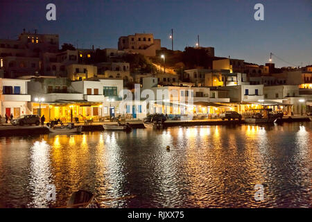 Vista serale di Panormos del porto al nord della isola di Tinos Foto Stock