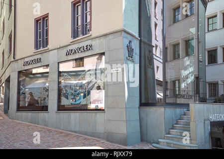 SANKT MORITZ, Svizzera - Agosto 16, 2018: Moncler negozio di lusso in una soleggiata giornata estiva in Sankt Moritz, Svizzera Foto Stock