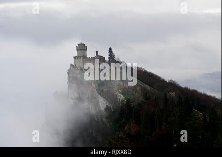 L'Europa, Italia, Marche, la Guaita fortezza (Prima Torre) è la più antica e la più famosa torre, Monte Titano, San Marino. Fu costruito nel XI Foto Stock