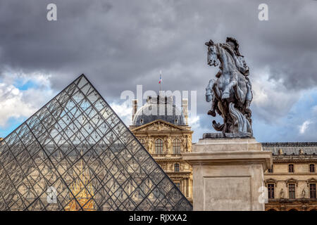 Statua di re Luigi XIV nella parte anteriore del Palazzo del Louvre a Parigi Foto Stock