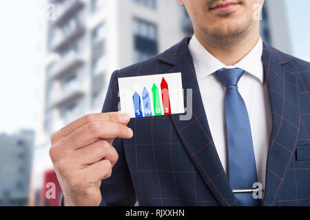 L'uomo tenendo la scheda Presentazione metodo SWOT come iniziali per i punti di forza di debolezza opportunità minacce nella strategia di business concept Foto Stock