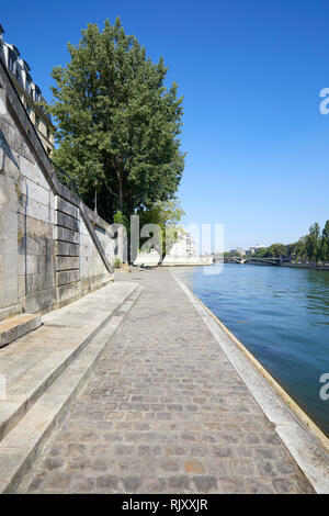 Parigi, nessuno sul fiume Senna docks in una soleggiata giornata estiva Foto Stock