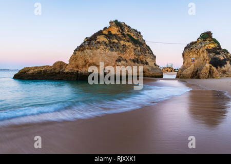 Scogliere frastagliate dal mare al tramonto, Alvor, Algarve, Portogallo, Europa Foto Stock
