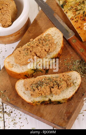 Formaggio norvegese brunost su un bianco tavolo in legno Foto Stock