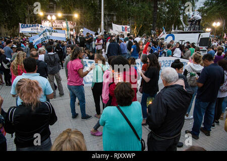 Rosario la piazza principale in Argentina manifestazione di protesta contro l'aumento delle tariffe e dei tagli alle pensioni e salari nel gennaio 2019 Foto Stock