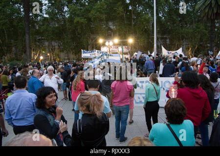 Rosario la piazza principale in Argentina manifestazione di protesta contro l'aumento delle tariffe e dei tagli alle pensioni e salari nel gennaio 2019 Foto Stock