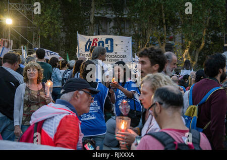 Rosario la piazza principale in Argentina manifestazione di protesta contro l'aumento delle tariffe e dei tagli alle pensioni e salari nel gennaio 2019 Foto Stock