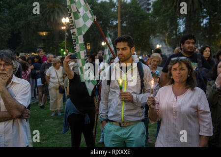 Rosario la piazza principale in Argentina manifestazione di protesta contro l'aumento delle tariffe e dei tagli alle pensioni e salari nel gennaio 2019 Foto Stock